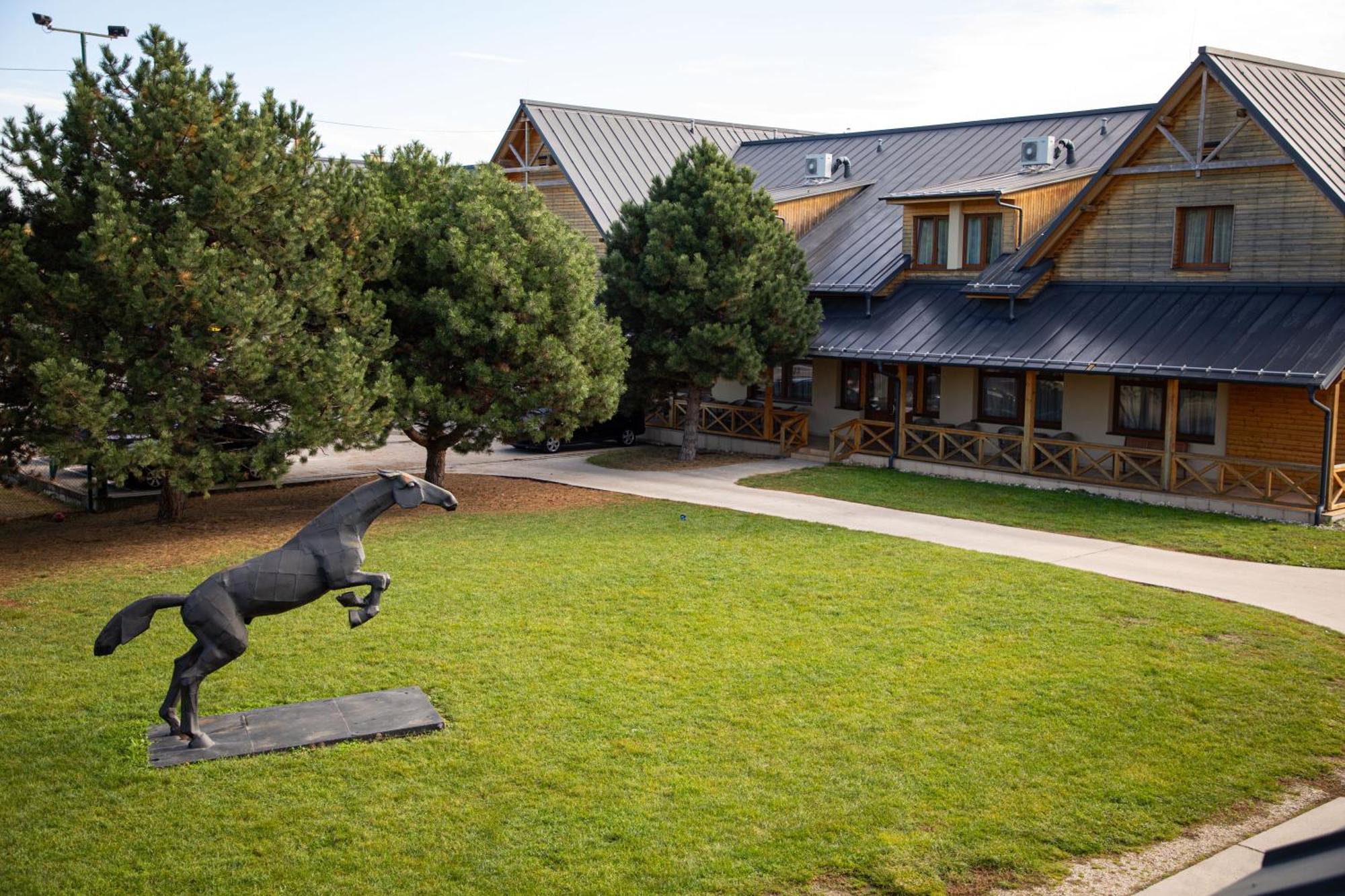 Hotel Rozálka Pezinok Esterno foto