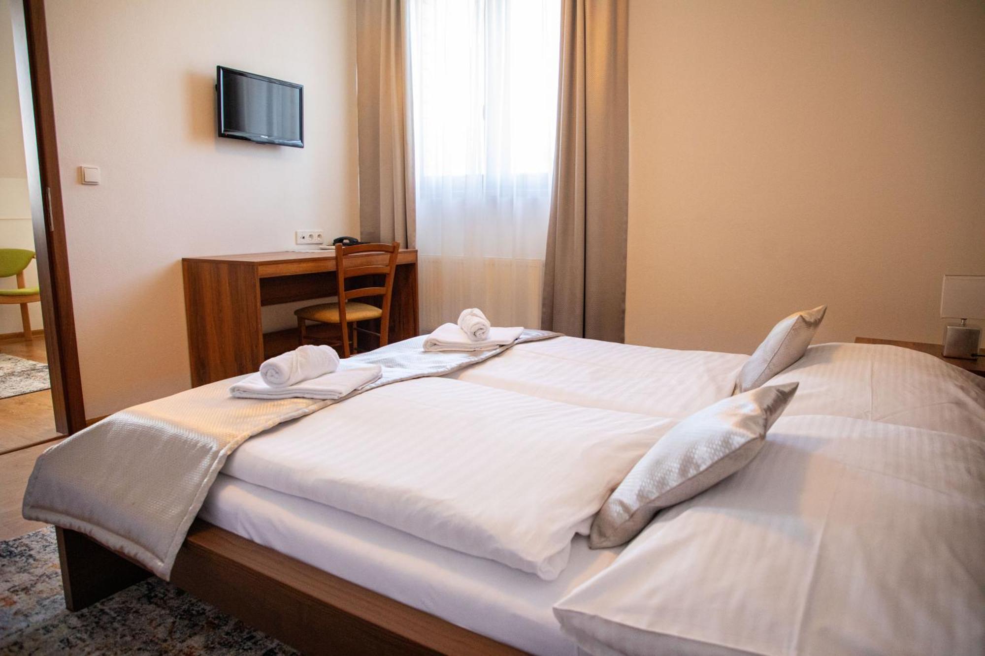 Hotel Rozálka Pezinok Esterno foto