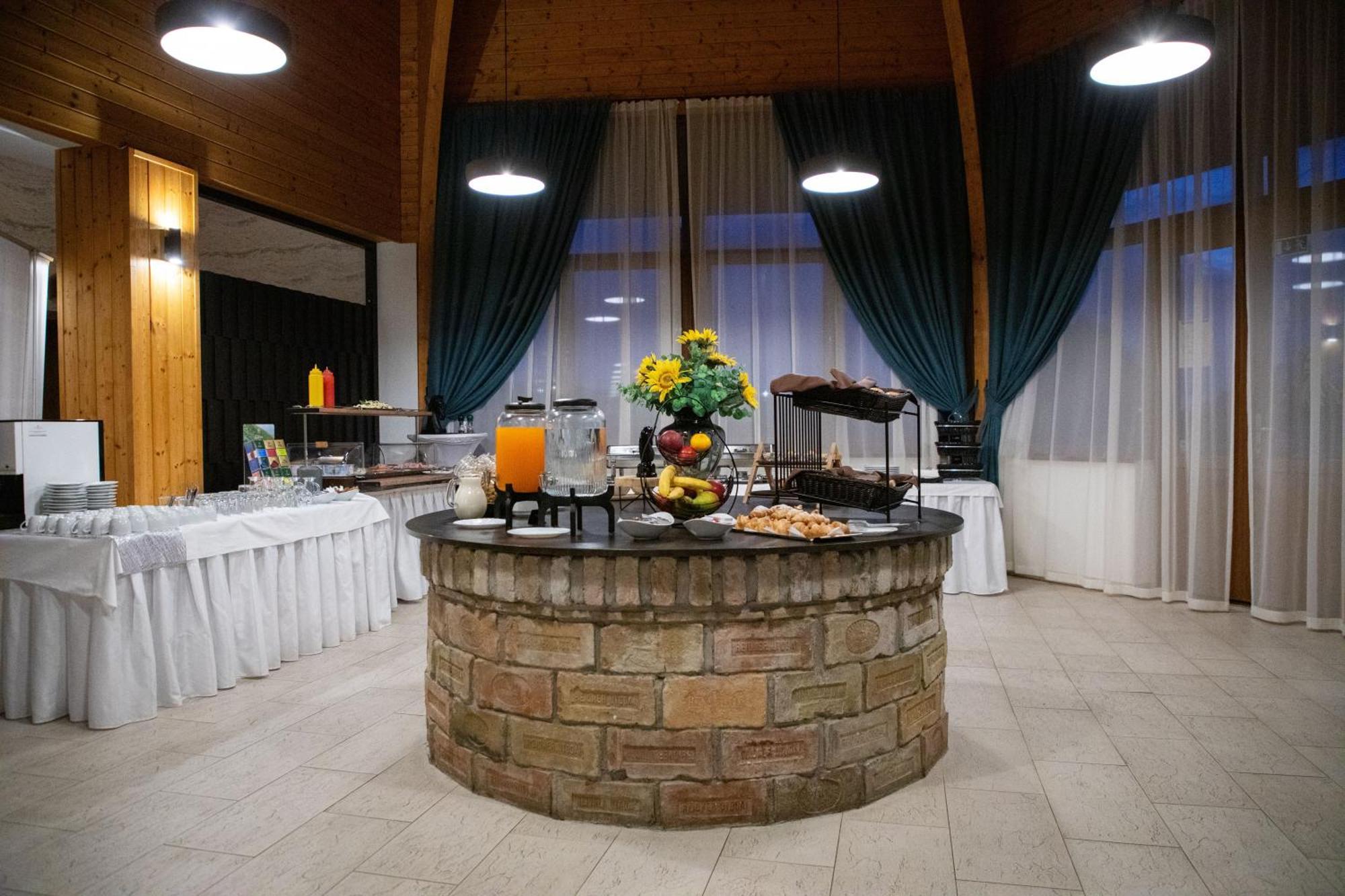 Hotel Rozálka Pezinok Esterno foto