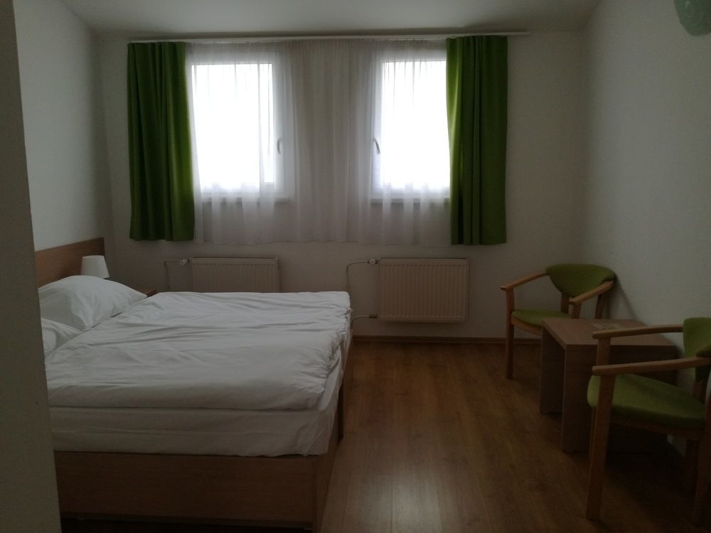 Hotel Rozálka Pezinok Esterno foto