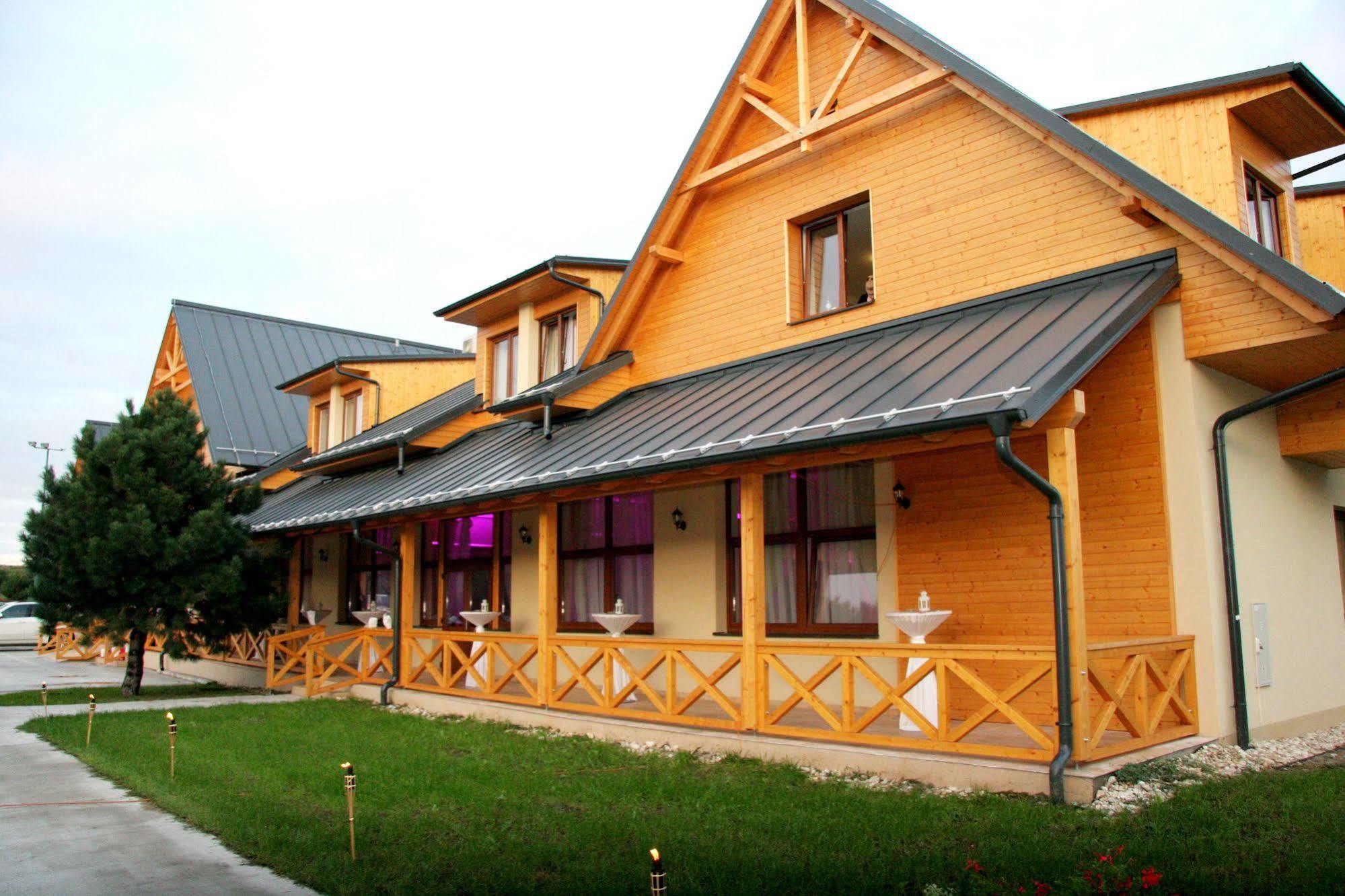 Hotel Rozálka Pezinok Esterno foto