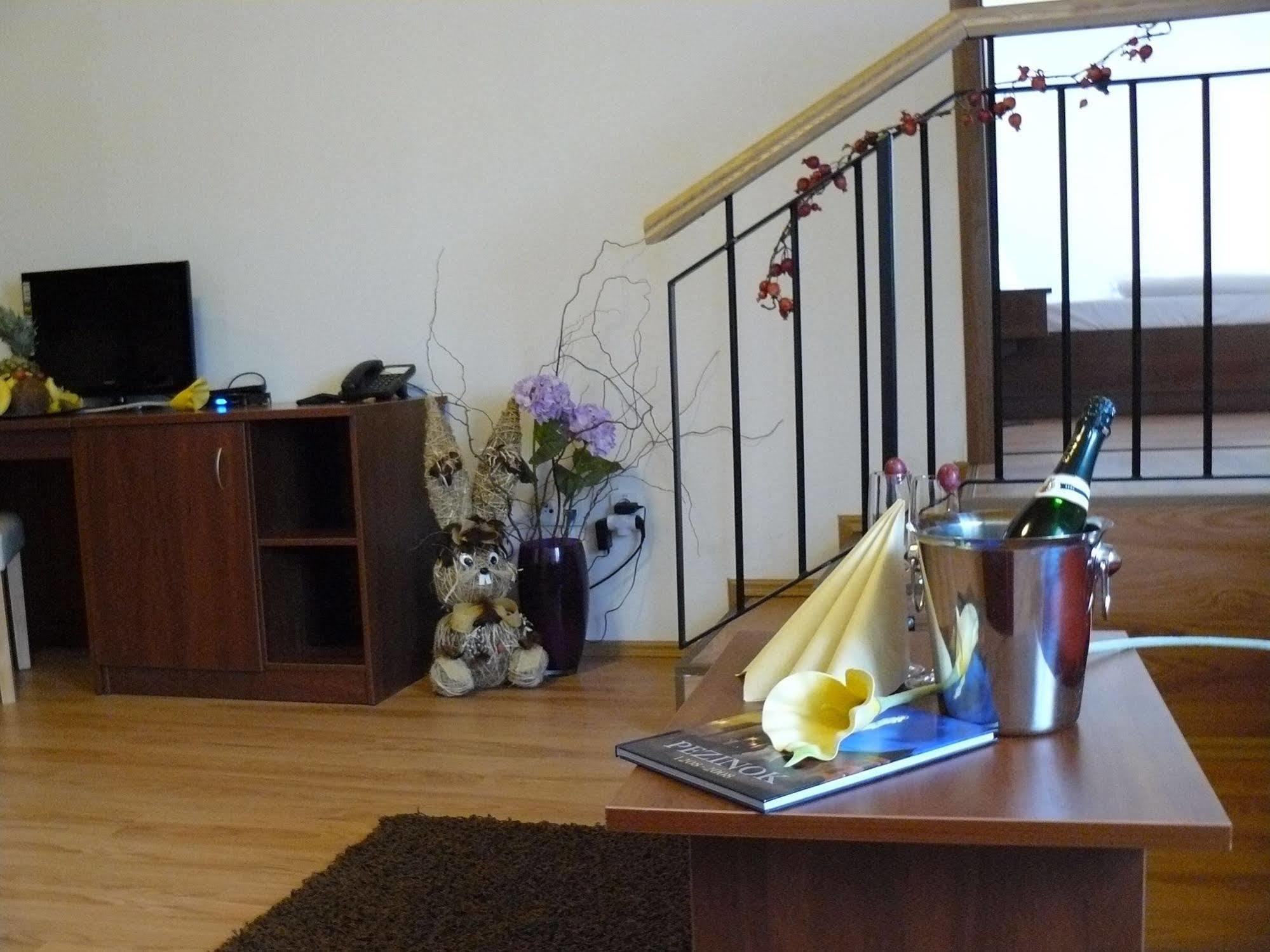 Hotel Rozálka Pezinok Esterno foto