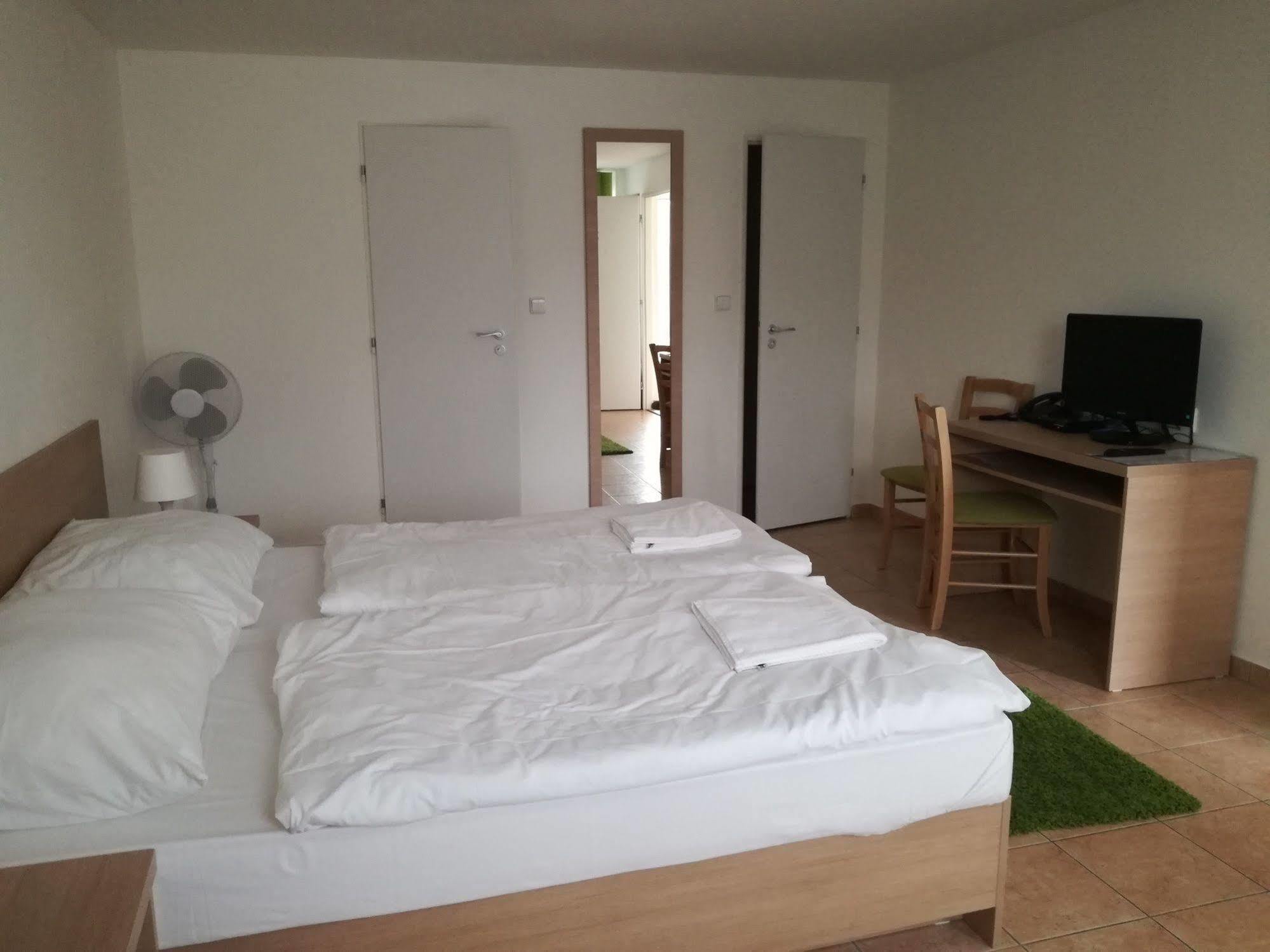 Hotel Rozálka Pezinok Esterno foto