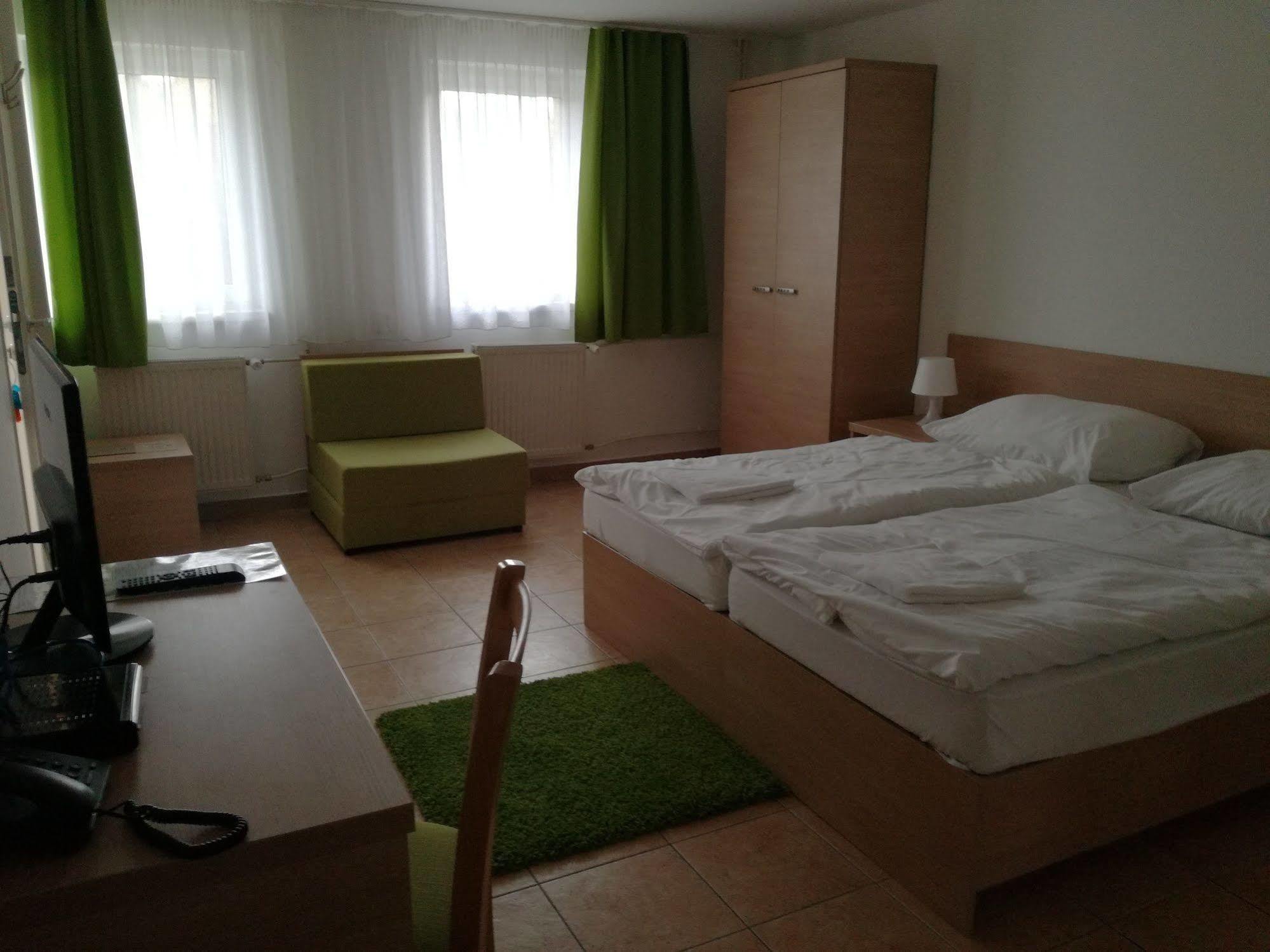 Hotel Rozálka Pezinok Esterno foto